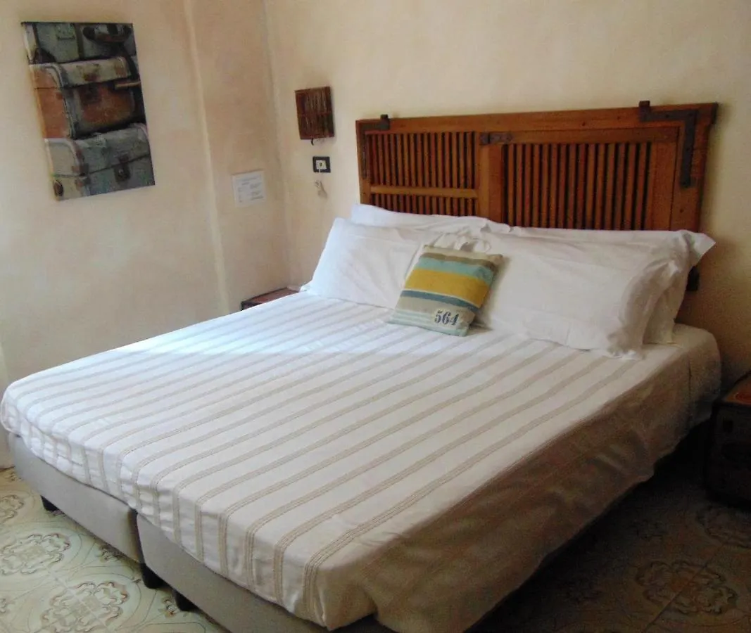 L'Antico Borgo Elena Noli Hotel 2*,